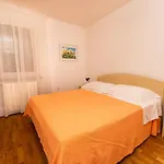 In With 2bdr Close Maslinica Beach, 06 Appartement