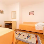 Appartement In With 2bdr Close Maslinica Beach, 06 Rabac