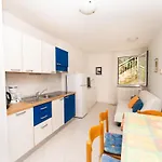 In With 2bdr Close Maslinica Beach, 06 Appartement