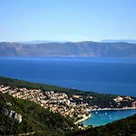 Appartement In With 2bdr Close Maslinica Beach, 06