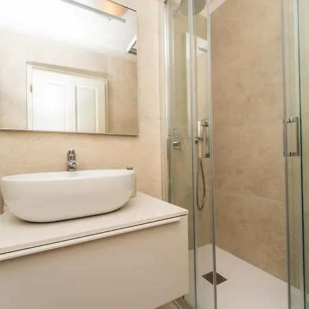 Appartement In With 2bdr Close Maslinica Beach, 06