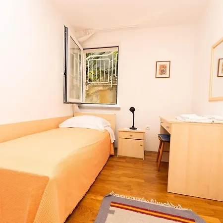Lägenhet In With 2bdr Close Maslinica Beach, 06 Rabac