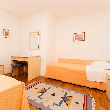 Lägenhet In With 2bdr Close Maslinica Beach, 06 Rabac
