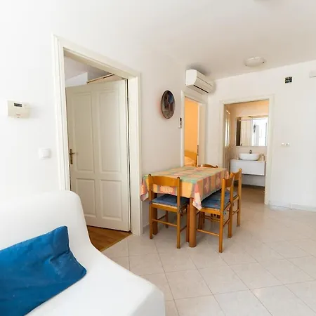 In With 2bdr Close Maslinica Beach, 06
