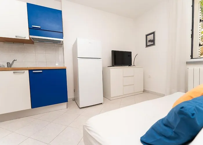 In With 2bdr Close Maslinica Beach, 06