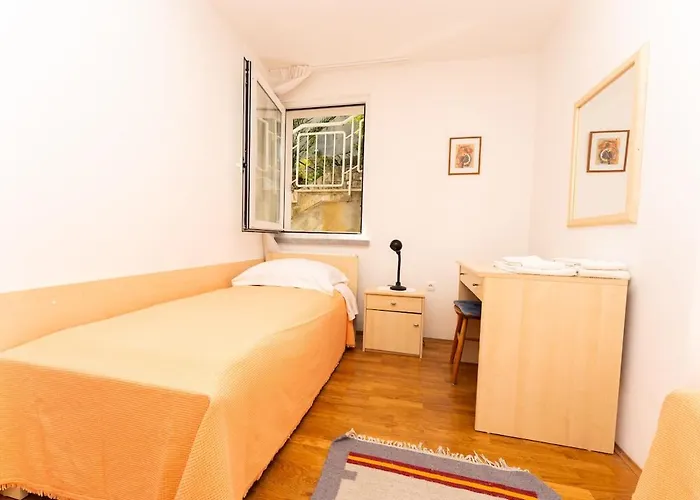 Apartmán In With 2bdr Close Maslinica Beach, 06 Rabac